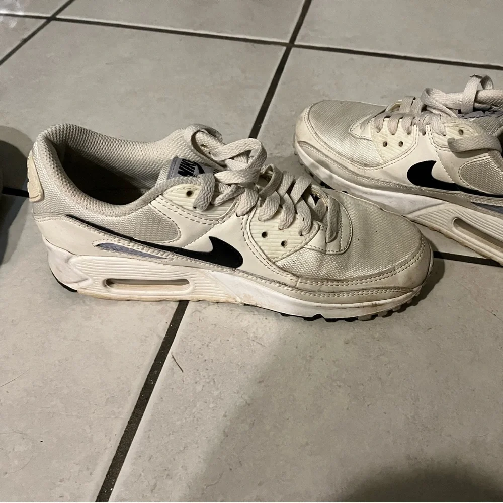 Nike Air Max Shoes - Picture 2 of 5